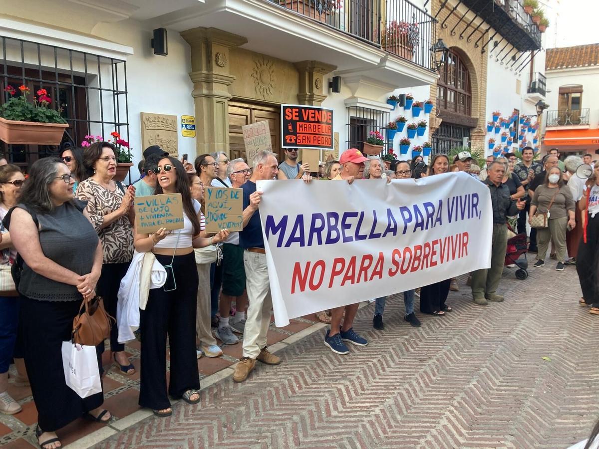 Parte de los manifestantes contra los altos precios del alquiler de las viviendas, ayer, en Marbella