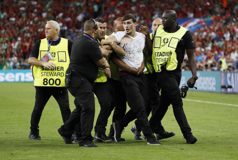 Un espontáneo saltó al césped del Estadio de Francia, donde Portugal y Francia disputan la final de la Eurocopa de fútbol, y fue detenido y sacado del césped por los miembros de seguridad del campo