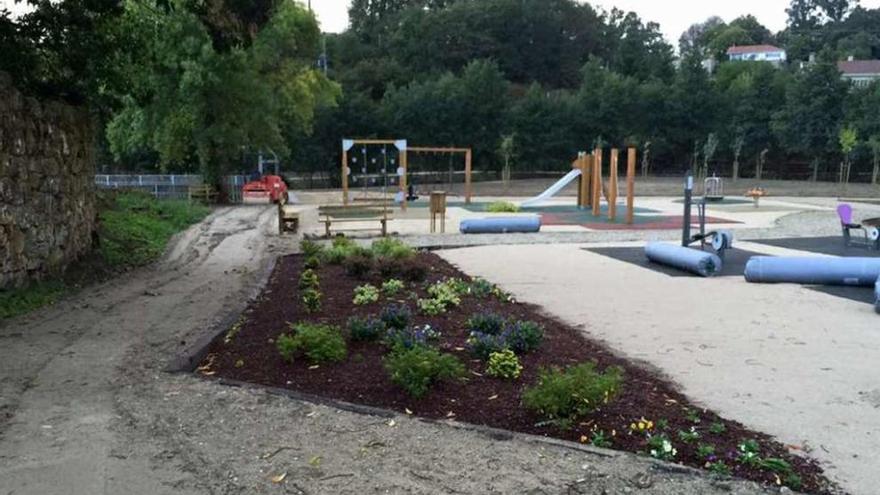 Un tramo del paseo fluvial en el que se instaló una zona de juegos infantiles y varios jardines.