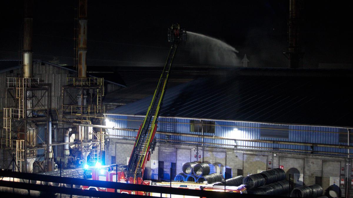 Un equipo de bomberos trabaja para apagar el fuego.