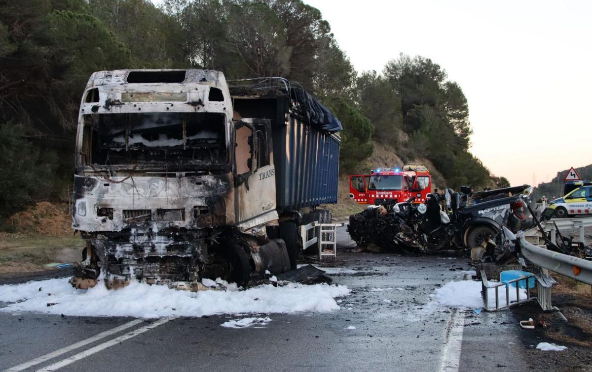 Tres morts en un violent xoc frontal al Baix Camp