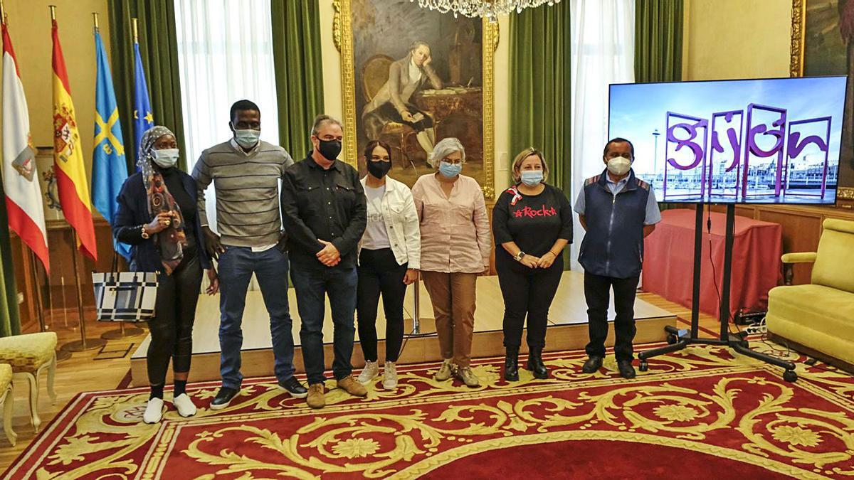 Recepción a la ong acción sin fronteras. La Alcaldesa recibió ayer a miembros guatemaltecos de la ONG y de la Fundación Rigoberta Menchú en el Ayuntamiento. Por la izquierda, Fatou Giallo, Mor Talla Ndir, José Antonio González, Mónica Zainos, Ana González, Carmen Saras y Carlos Chocooj. | Marcos León