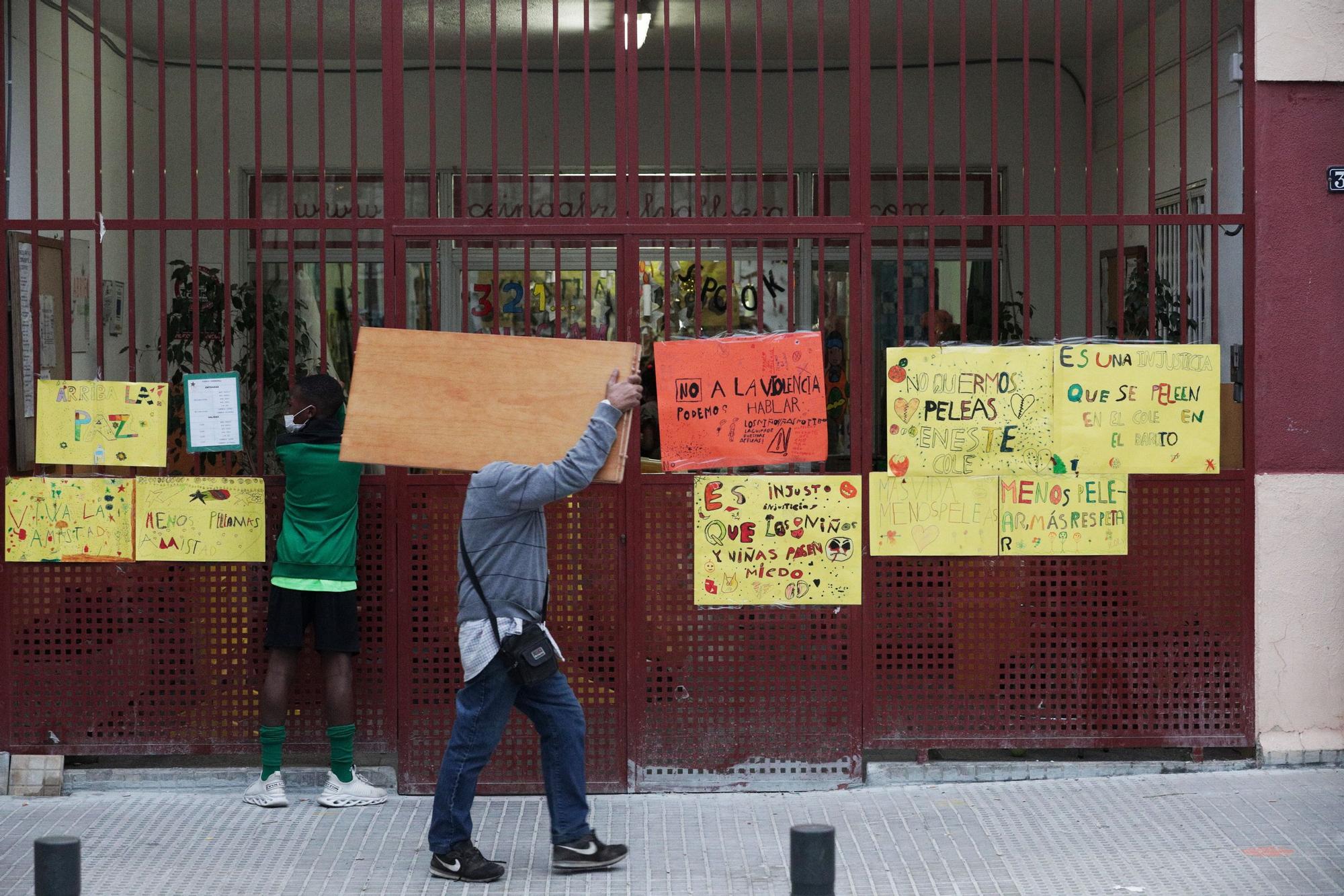 Los alumnos del colegio Gabriel Vallseca cuelgan carteles y dibujos en apoyo a su directora