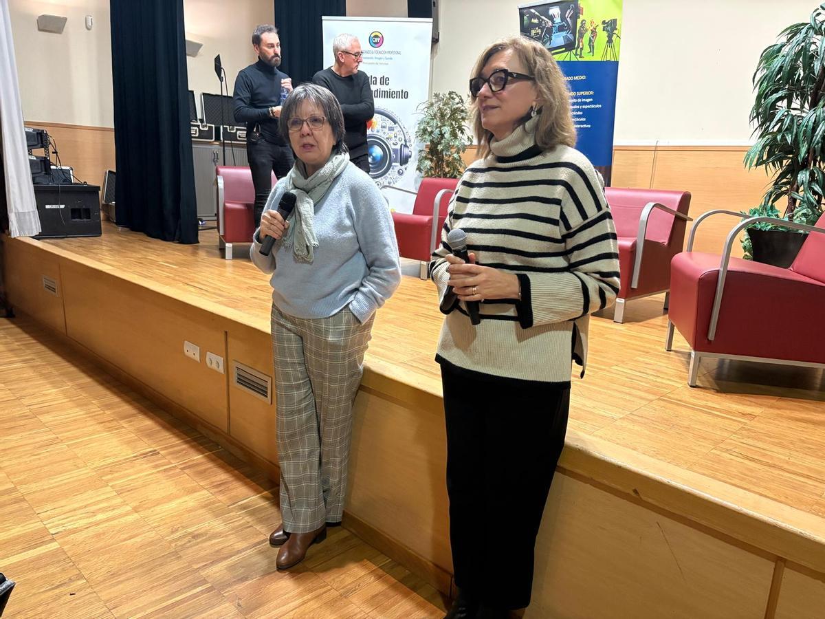 Maribel Lugilde, a la derecha, y Marta Pérez, gerente de Valnalón, en la inauguración de las jornadas