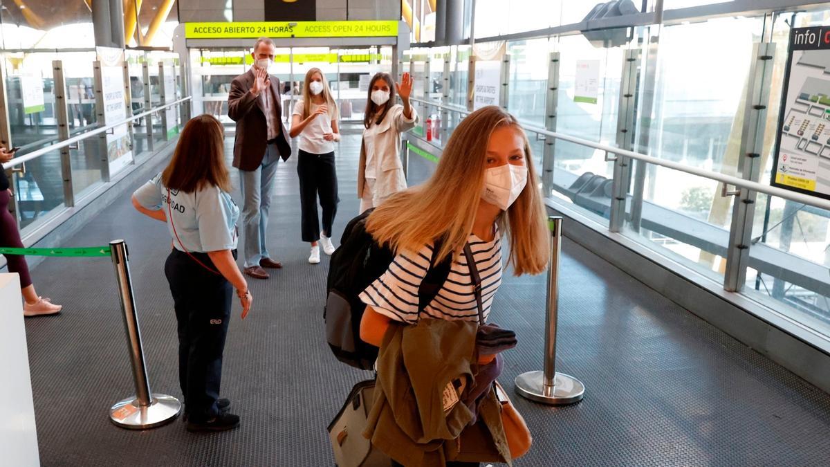 La princesa Leonor junto a sus padres y su hermana en el aeropuerto de Madrid momentos antes de poner rumbo hacia Gales.