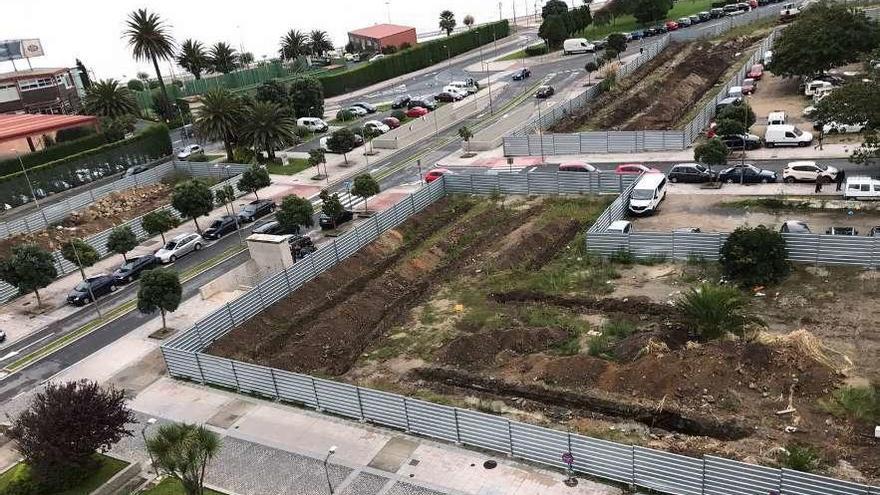 A la derecha, dos de las parcelas de Maestranza y, a la izquierda, la tercera, que no está a la venta.