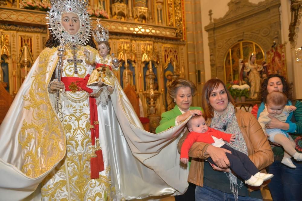 Los bebés, bajo el manto de la Fuensanta