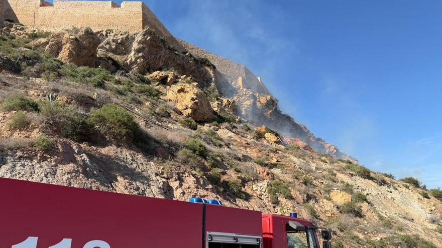 Susto por un incendio junto al castillo de Lorca