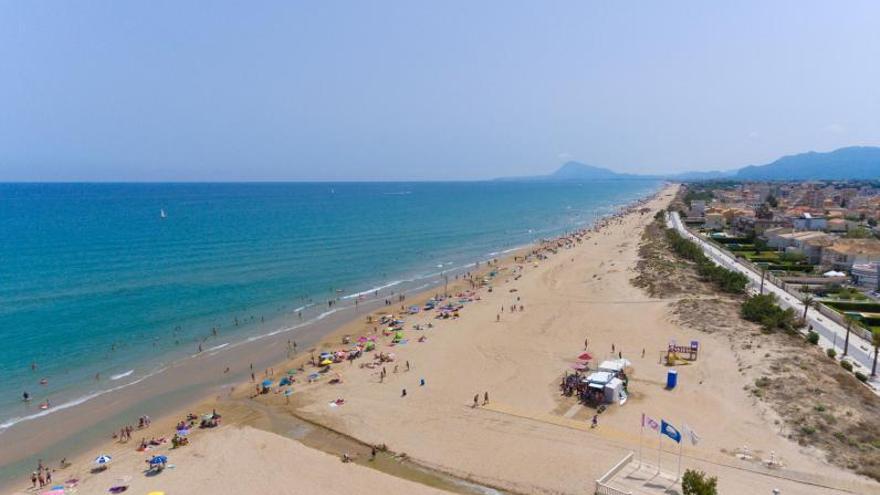 Una vista aérea de la playa de Oliva llena de gente. | NOMBRE FEQWIEOTÓGRAFO