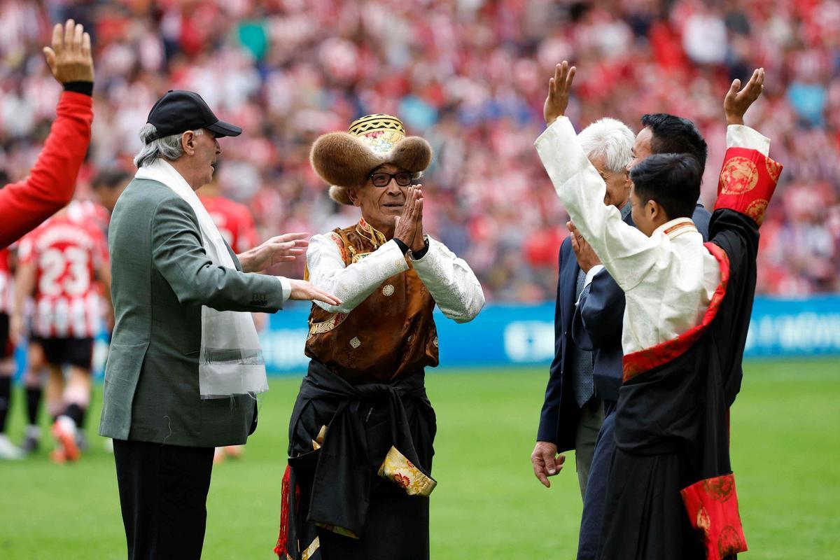 El alpinista Martín Zabaleta (i) y su sherpa (c) se disponen a realizar el saque de honor en San Mamés.
