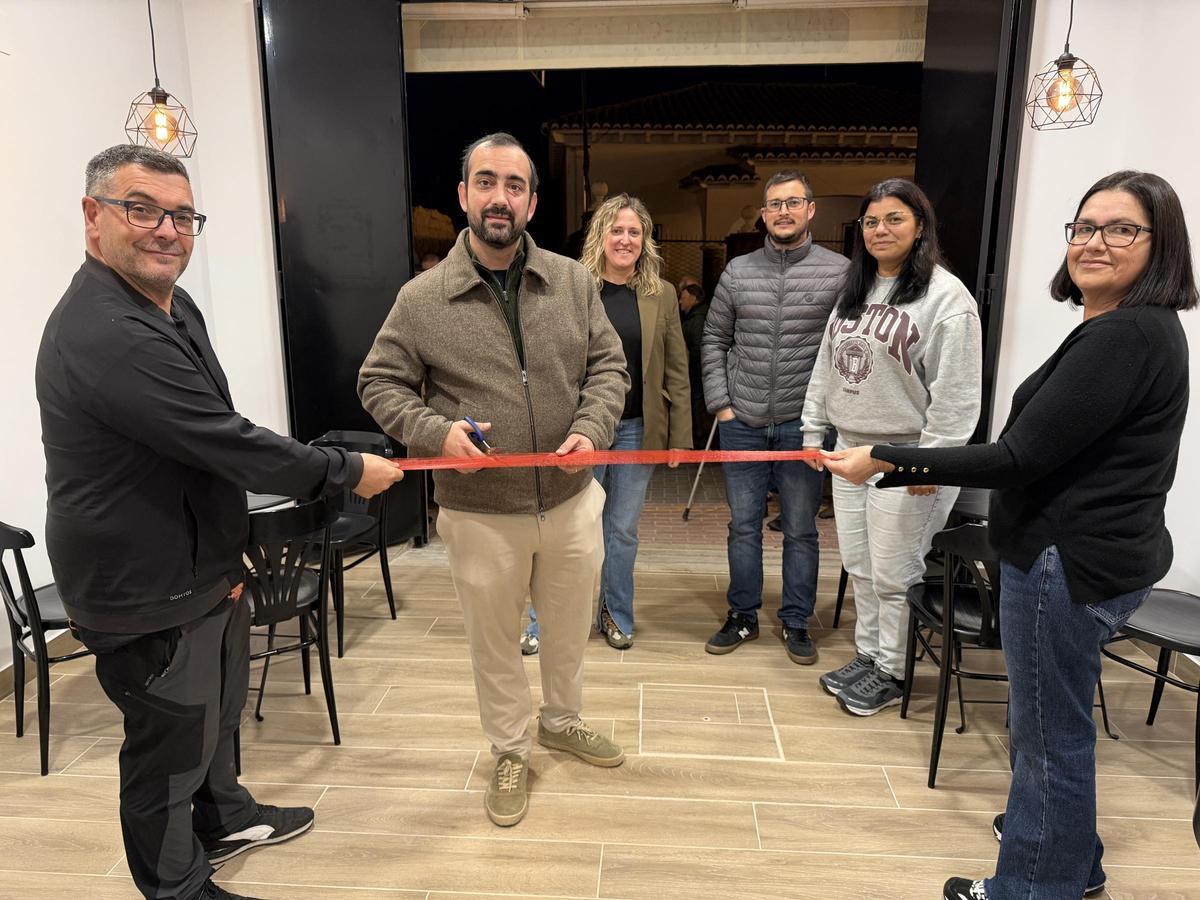El alcalde del municipio, Antonio López Gil, acompañado por la corporación local y por una buena parte de los mayores, ha sido el encargado de cortar la cinta en el acto de inauguración.