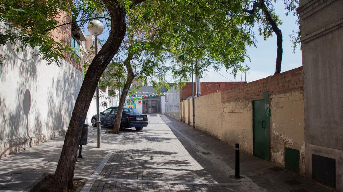 Calle de Espartaco. Reivindicado a principios del siglo XX como el primer anarquista de la historia, Espartaco, el esclavo que años después llevó al cine Kubrick, tuvo su callecita en Barcelona, hoy, la de Alt.