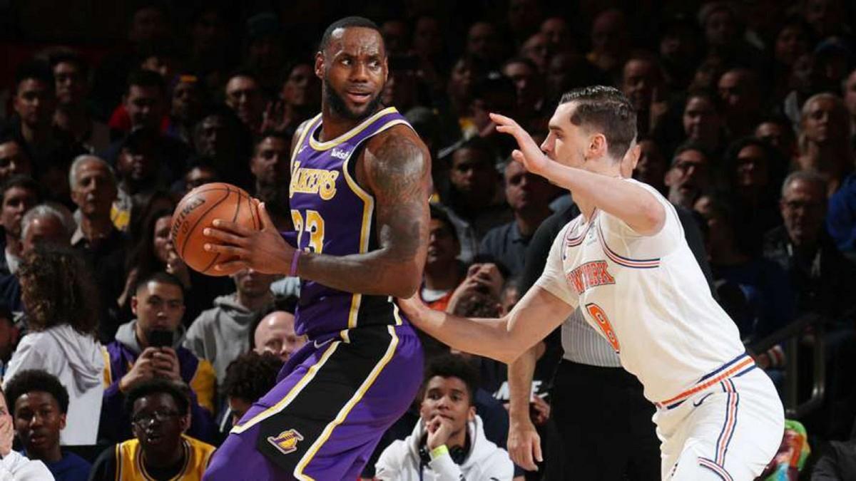 LeBron James, en un acción contra Mario Hezonja