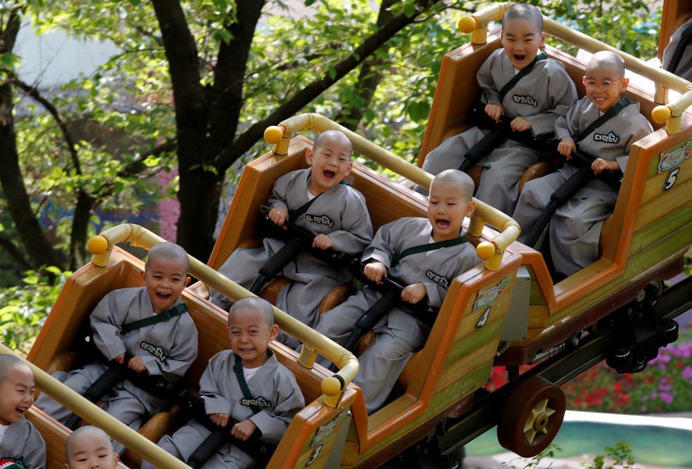 Novice monks enjoy a ride at Everland amusement ...