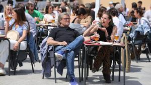 Gente en una terraza de un restaurante de la Barceloneta.