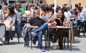 BARCELONA 24/04/2021  Barcelona.  Ambiente en la Barceloneta  lleno de gente playa , paseando, terrazas chiringuitos y restaurantes.        FOTO de RICARD CUGAT