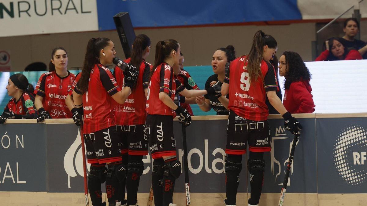 Natasha Lee y sus jugadores, durante un tiempo muerto en la final de la Copa de la Reina.
