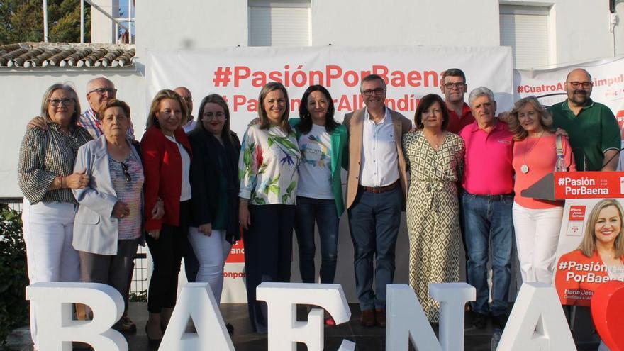 Rafi Crespín, con María Jesús Serrano y el resto de candidatos del PSOE de Baena, ayer. | M. ARIZA