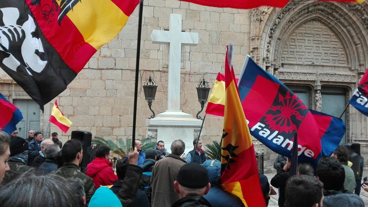 Concentración franquista ante la Cruz de los Caídos de Callosa de Segura (Alicante)