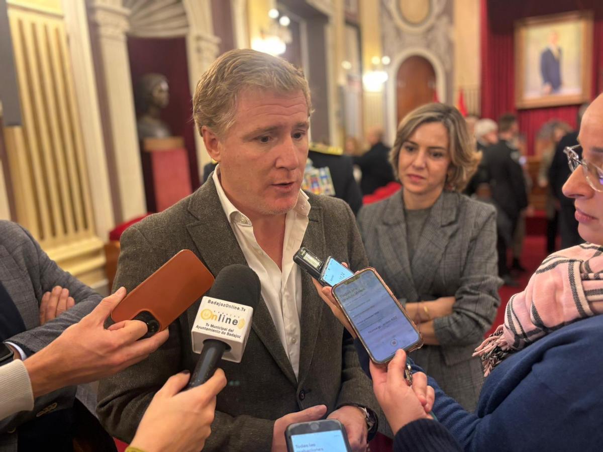 Ignacio Gragera, alcalde de Badajoz, atiende a los medios de comunicación tras la toma de posesión de los agentes de Policía Local por sus ascensos.