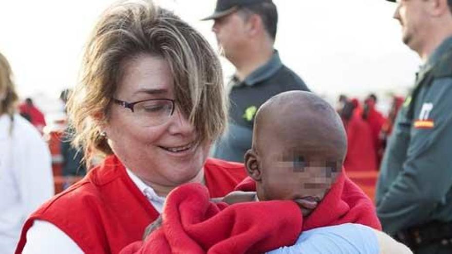 Un niño, atendido a su llegada al puerto.