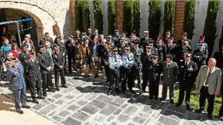 Una imatge de grup de tots els presents en l&#039;acte de la Diada de la Policia Local de la Jonquera.