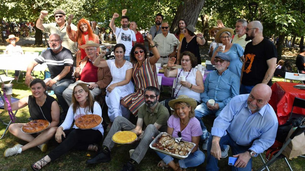 Miembros de Podemos y Esquerda Unida celebran la romería de Santa Margarita.