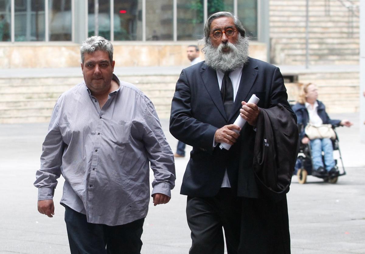 Ernesto Iglesias a la salida de los juzgados junto al abogado José Joaquín García