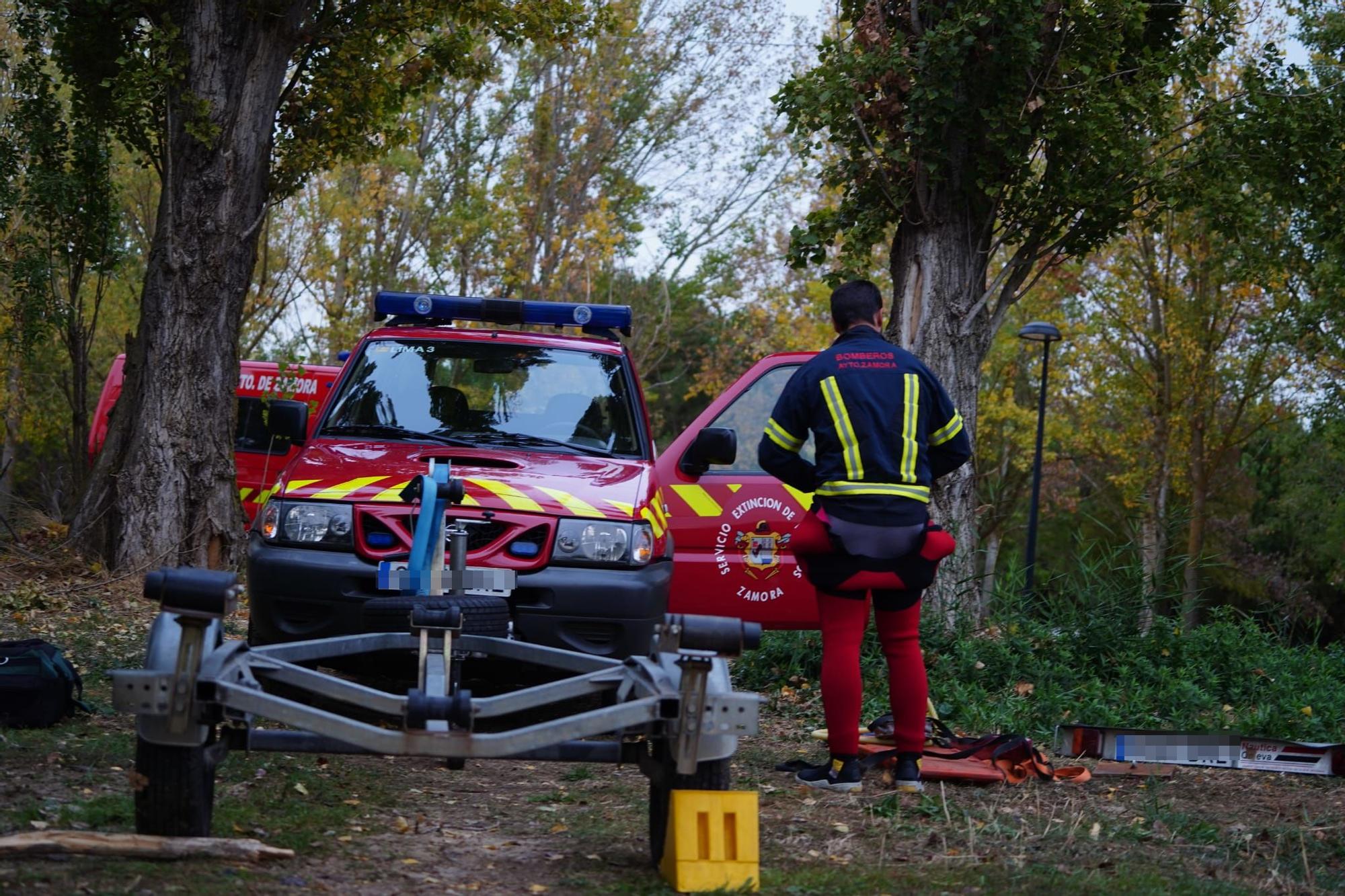 GALERÍA | Operativo de rescate del cuerpo de un hombre en el río Duero (Zamora)