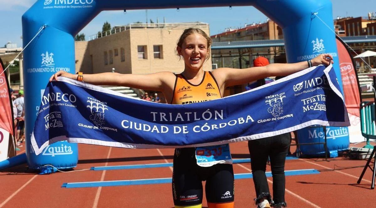 Isabella Fernández celebra la victoria en la categoría femenina.