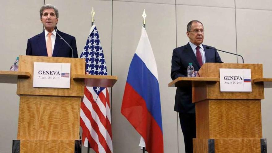 El secretario de Estado de EE UU, John Kerry (izq.) y el ministro de Exteriores ruso, Sergei Lavrov. // Reuters