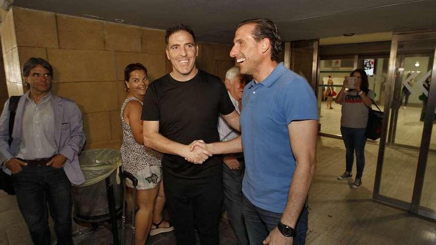 Berizzo estrecha la mano de Óscar Arias, director deportivo sevillista, a su llegada a Sevilla. // ABC Sevilla