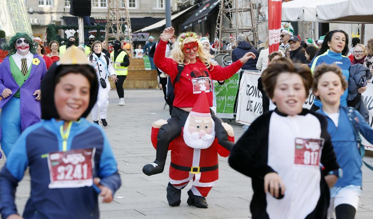 Loca carrera de Navidad: la San Silvestre colorea Vigo