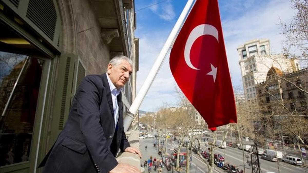 El anterior embajador de Turquía, Ömer Önhon, en el consulado de Turquía en Barcelona