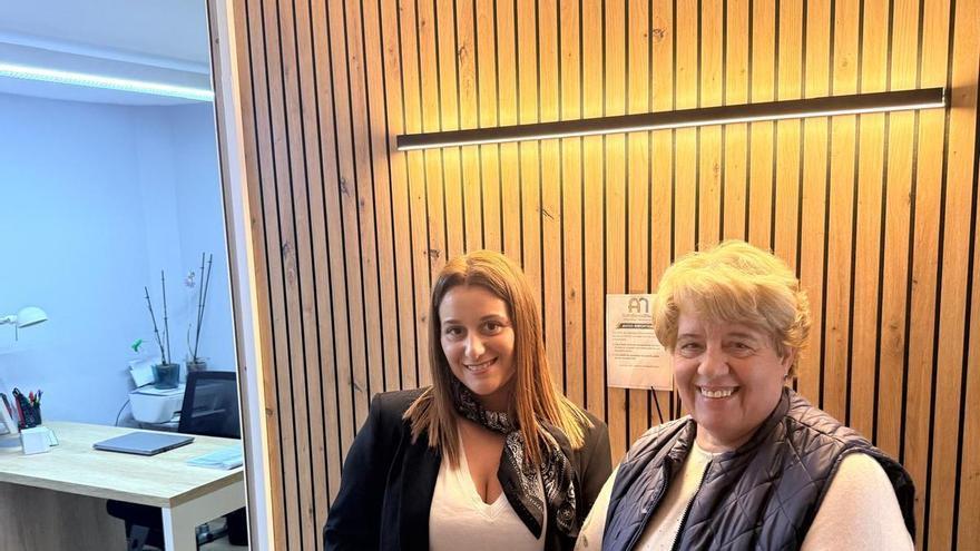 Pilar Pardo mecanografía ahora la historia de un negocio emblemático en Grado: "Hoy todo pasa por un teclado"