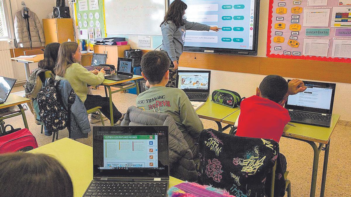 Una clase con pizarra digital y ordenadores en una escuela de Mataró.