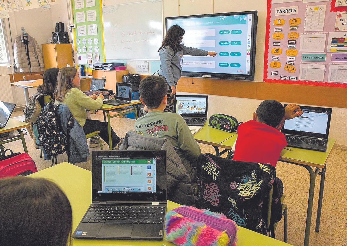 Una clase con pizarra digital y ordenadores en una escuela de Mataró. Una clase con pizarra digital y ordenadores en una escuela de Mataró.