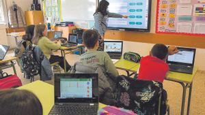 Una clase con pizarra digital y ordenadores en una escuela de Mataró.