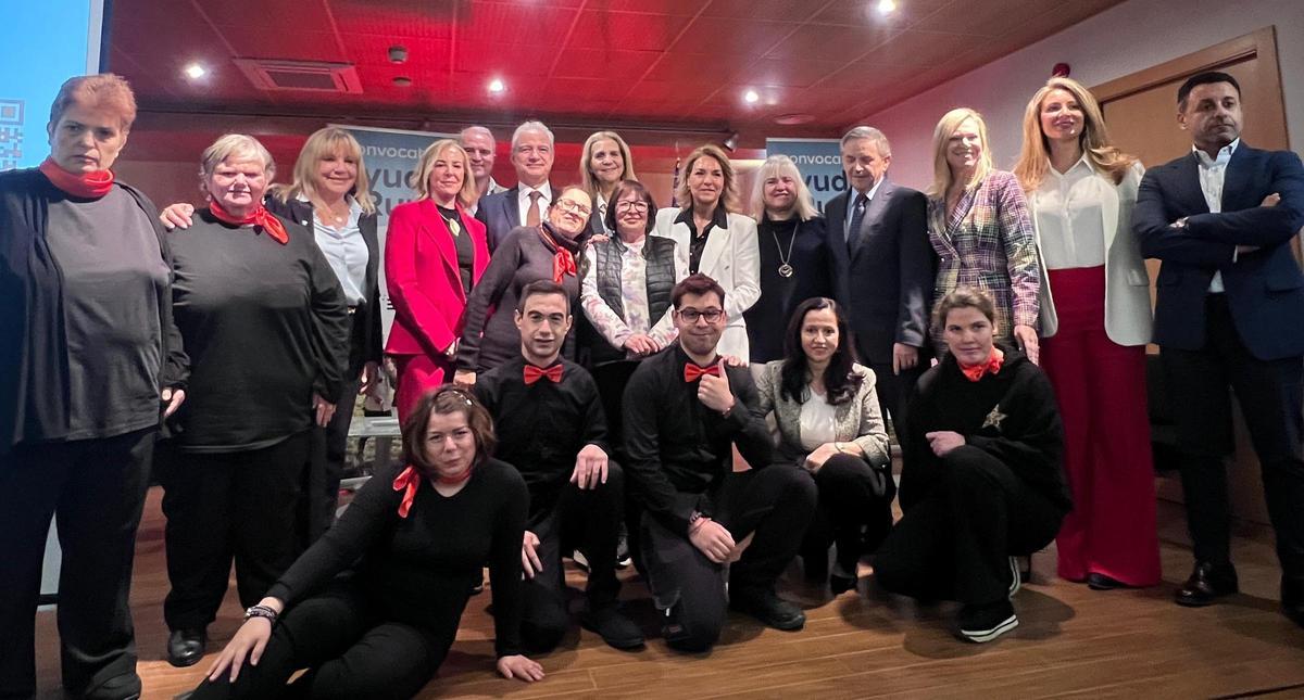 Foto de familia con algunos asistentes al foro sobre la España rural celebrado en Utiel.