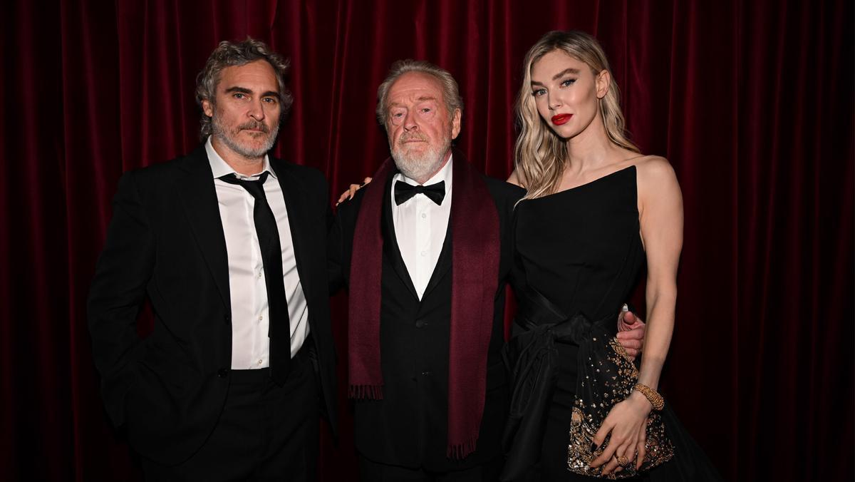 Vanessa Kirby, Ridley Scott y Joaquin Phoenix en una de las premières de 'Napoleón'.