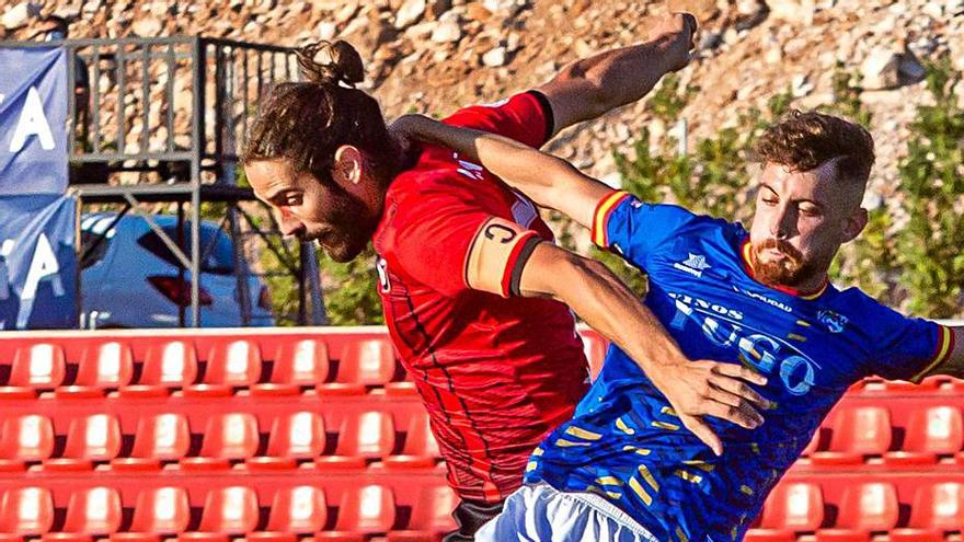 Mariano Sanz intenta proteger la pelota con el cuerpo. |