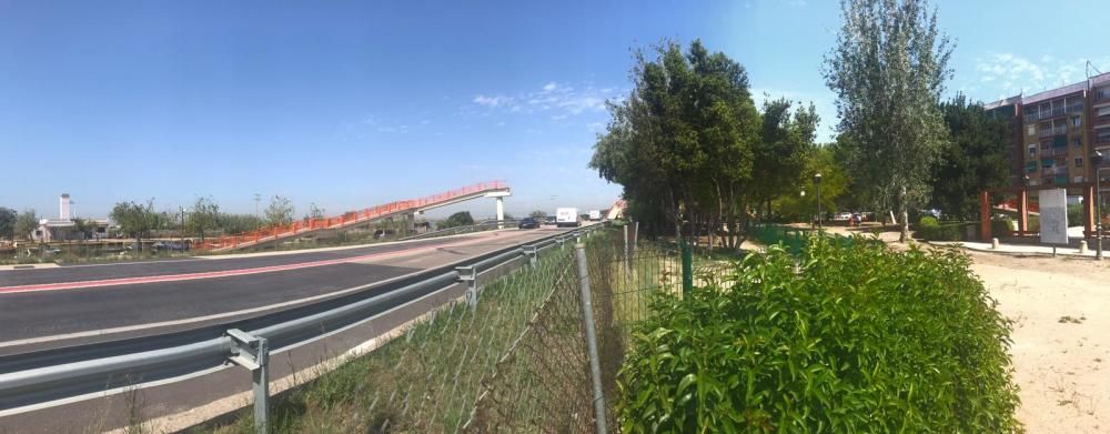Un camión derriba la pasarela peatonal del Saler (Valencia)