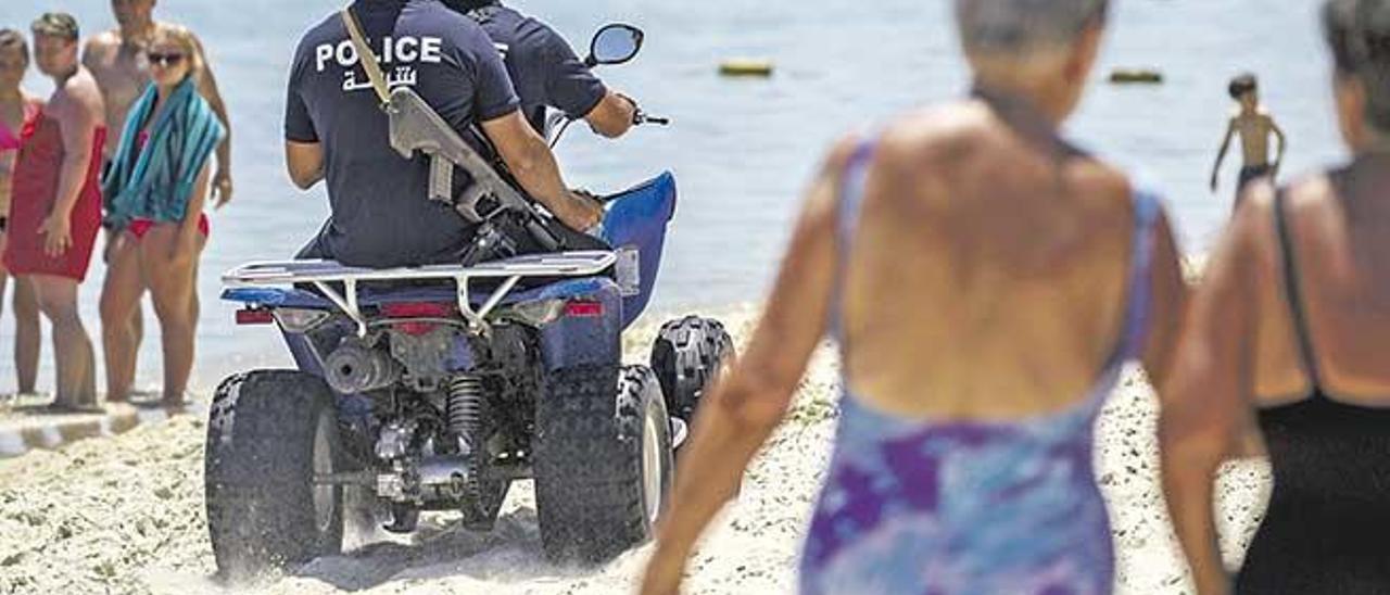 Policías patrullando una playa de Túnez, en la localidad de Sousse.