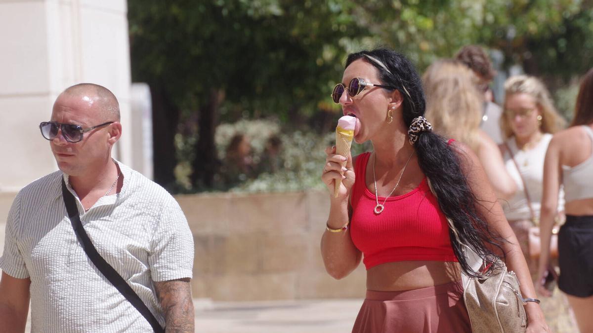 Turistas y malagueños se enfrentan al calor en el centro de Málaga el domingo 2 de agosto de 2026