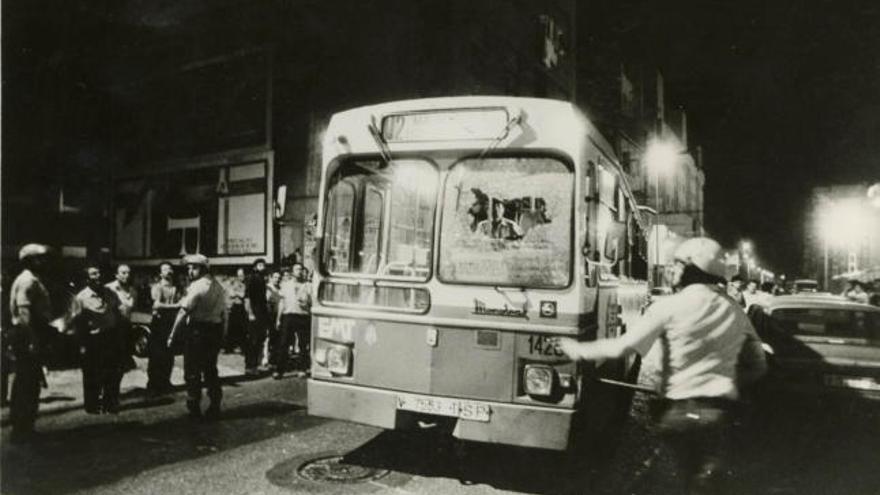 Uno de los primeros  autobuses de la EMT con una luna rota en el intento de paralización del depósito de vehículos el 2/07/1986.