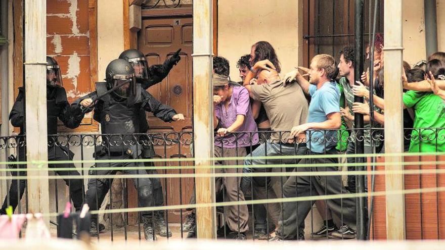 Una imagen del trágico desahucio con el que arranca “Antidisturbios”.