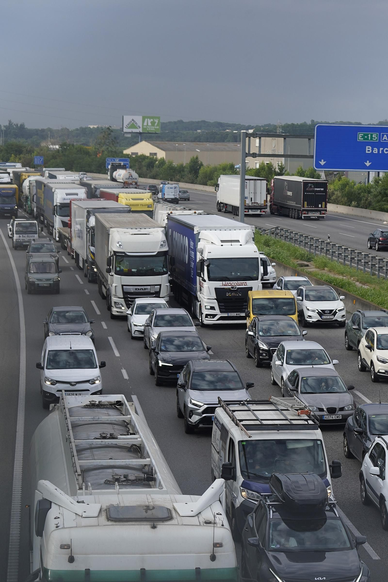Les imatges de les cues quilomètriques a l’AP-7 per un accident múltiple a Salt