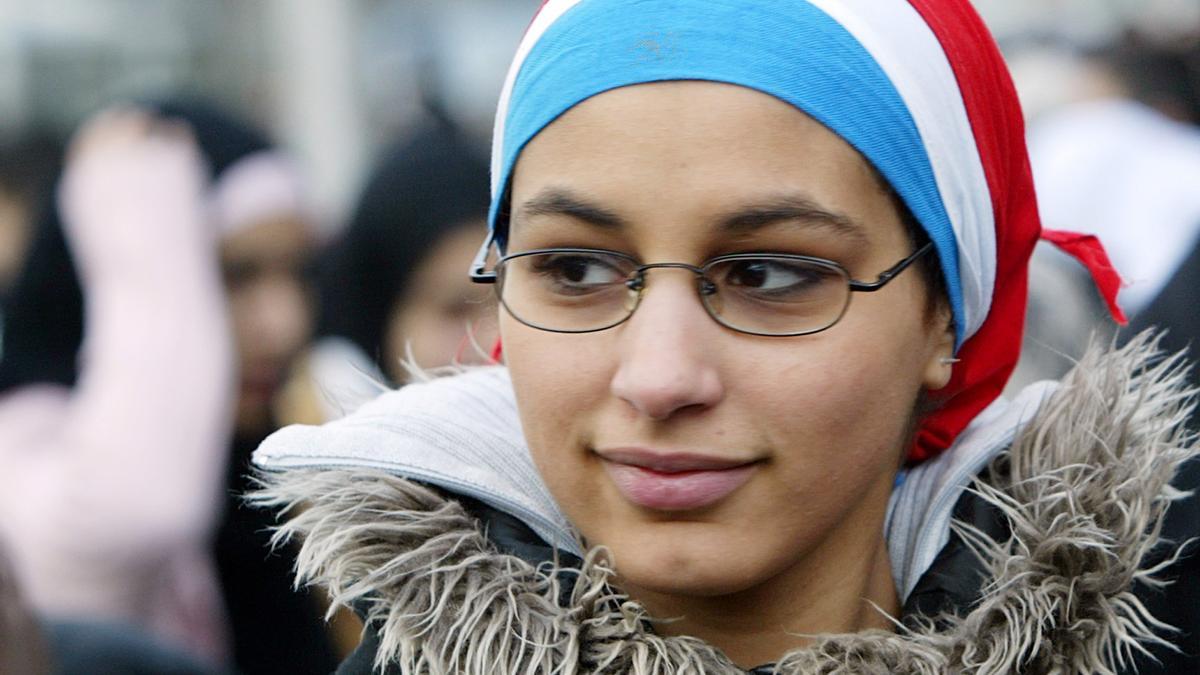 Una joven francesa se manifiesta durante una protesta musulmana en Lille, el 17 de enero de 2004