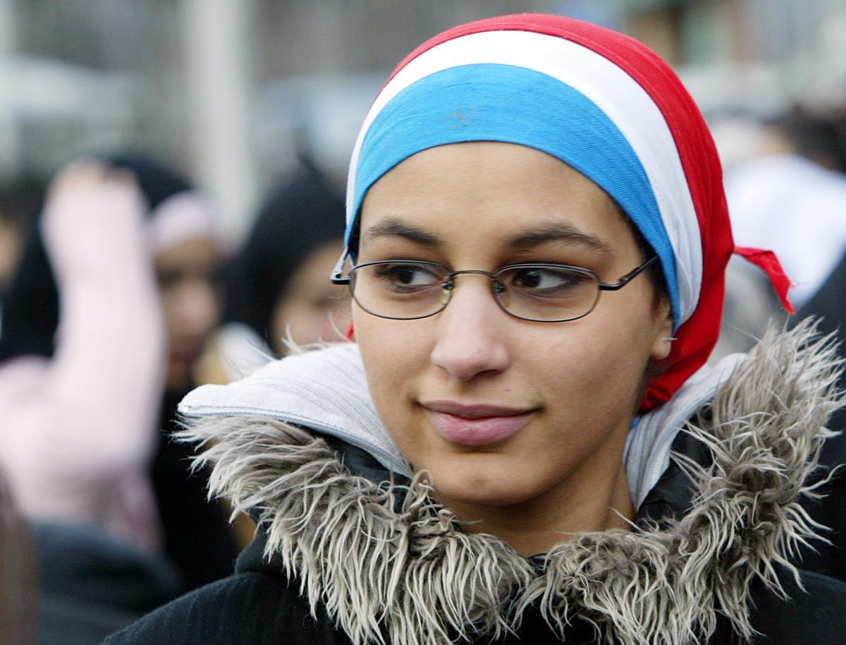 Una joven francesa se manifiesta durante una protesta musulmana en Lille, el 17 de enero de 2004