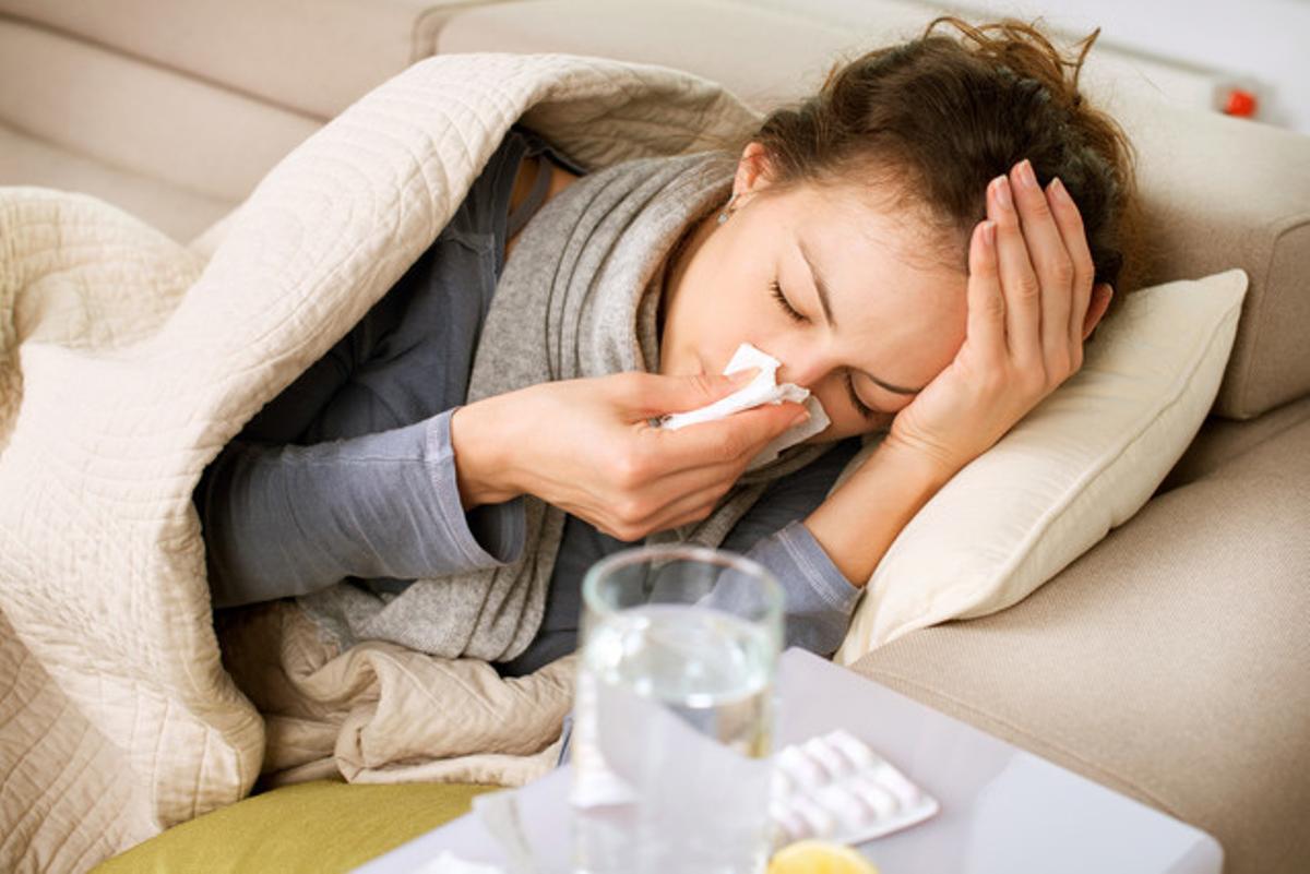 Una dona amb símptomes de grip.
